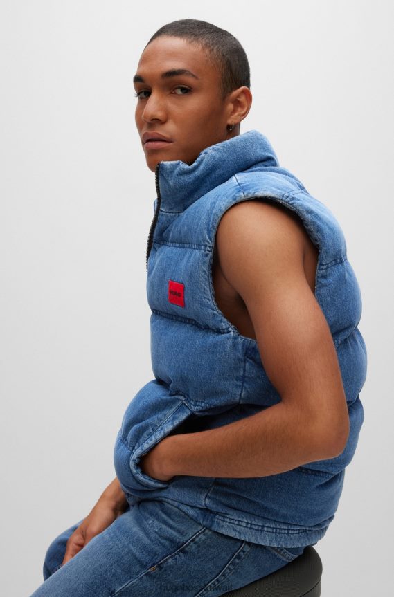 4TFNJN3662 أزرق فاتح Hugo Boss سترة هوغو منتفخة من الدنيم باللون الأزرق الفاتح مع ملصق شعار أحمر