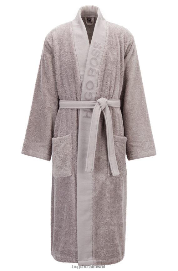 4TFNJN3701 رمادي Hugo Boss هوغو رداء حمام من القطن المصري باللون الرمادي مع طية صدر على شكل شال تحمل العلامة التجارية