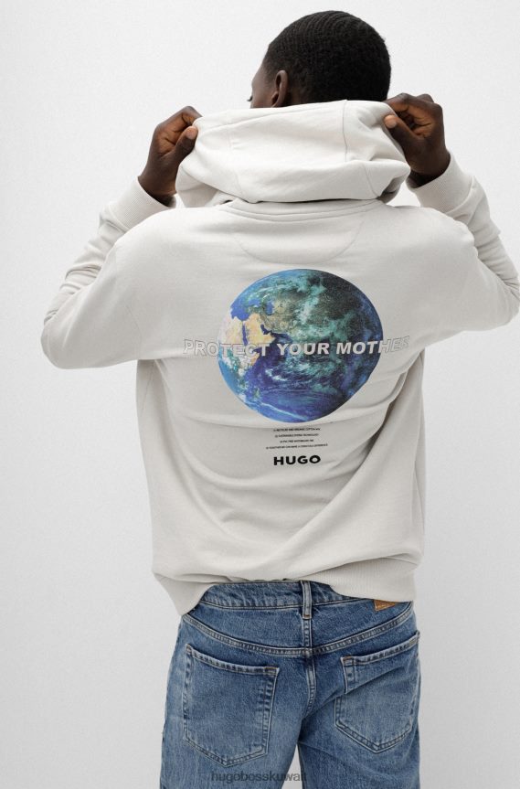 4TFNJN3710 البيج الفاتح Hugo Boss سويت شيرت بغطاء رأس مريح باللون البيج الفاتح مع عمل فني خاص