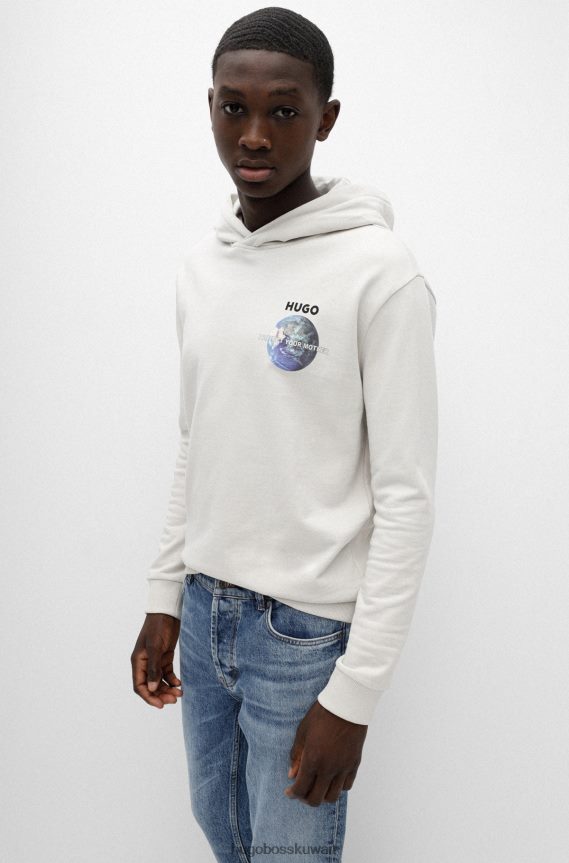 4TFNJN3710 البيج الفاتح Hugo Boss سويت شيرت بغطاء رأس مريح باللون البيج الفاتح مع عمل فني خاص