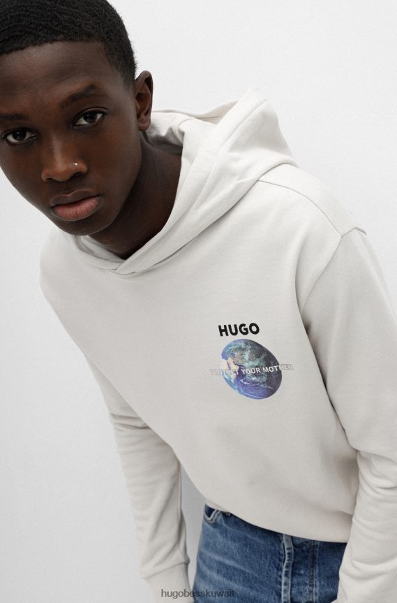 4TFNJN3710 البيج الفاتح Hugo Boss سويت شيرت بغطاء رأس مريح باللون البيج الفاتح مع عمل فني خاص