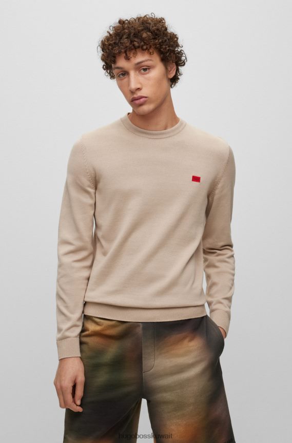 4TFNJN3734 البيج الفاتح Hugo Boss سترة هوغو من القطن العضوي مع شعار أحمر اللون، بيج فاتح