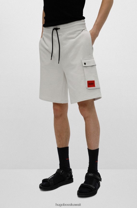 4TFNJN3743 البيج الفاتح Hugo Boss شورت من قطن فرينش تيري مع علامة الشعار باللون الأحمر هوغو باللون البيج الفاتح