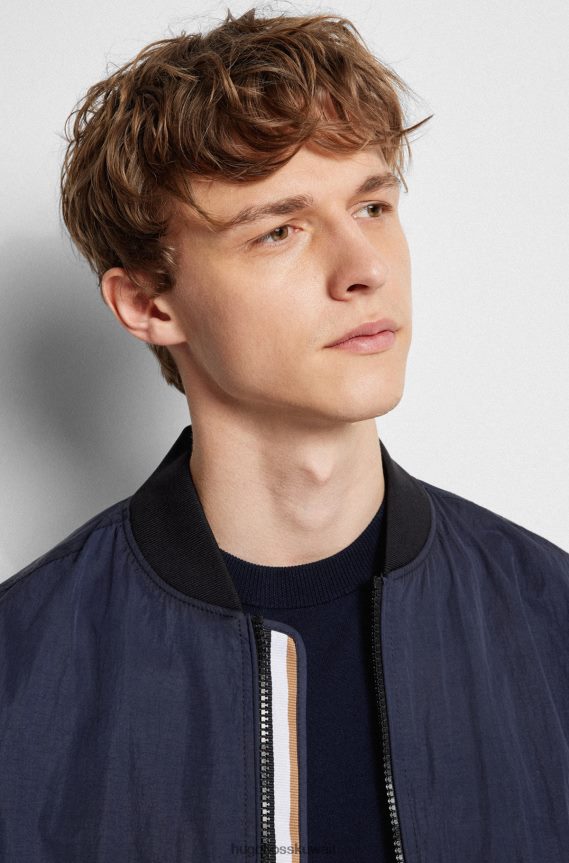4TFNJN3744 أزرق غامق Hugo Boss سترة بومبر ذات قصة عادية باللون الأزرق الداكن مصنوعة من قماش هوغو المعاد تدويره والمقاوم للماء