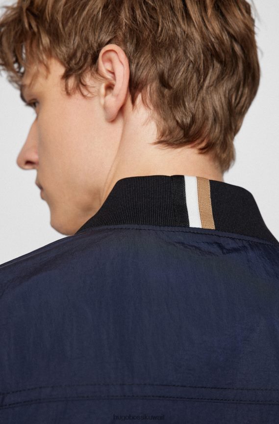4TFNJN3744 أزرق غامق Hugo Boss سترة بومبر ذات قصة عادية باللون الأزرق الداكن مصنوعة من قماش هوغو المعاد تدويره والمقاوم للماء