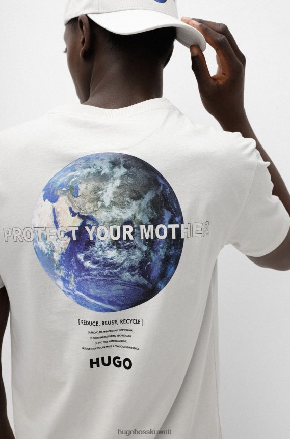 4TFNJN3761 البيج الفاتح Hugo Boss تي شيرت Hugo ذو المقاس العادي مع عمل فني خاص باللون البيج الفاتح