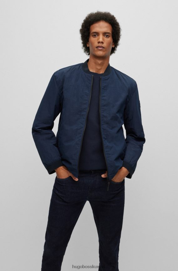 4TFNJN3769 أزرق غامق Hugo Boss سترة عادية مقاومة للماء مع رقعة شعار Hugo باللون الأزرق الداكن