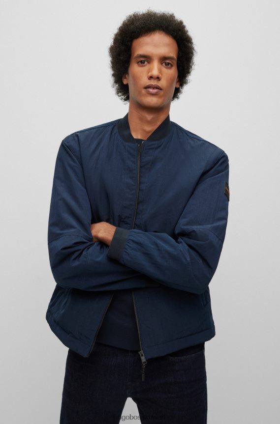 4TFNJN3769 أزرق غامق Hugo Boss سترة عادية مقاومة للماء مع رقعة شعار Hugo باللون الأزرق الداكن
