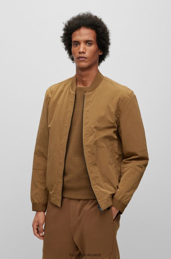 4TFNJN3770 اللون البيج Hugo Boss سترة بيج مقاومة للماء بقصة عادية مع رقعة شعار هوغو