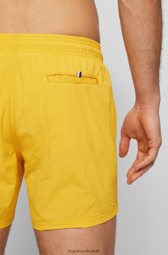 4TFNJN3815 أصفر فاتح Hugo Boss شورت سباحة سريع الجفاف باللون الأصفر الفاتح مع شعار Hugo كبير متباين