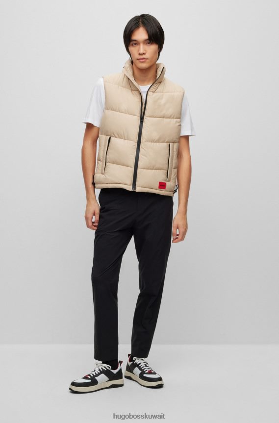 4TFNJN3833 البيج الفاتح Hugo Boss جيليه هوغو طارد للماء بقصة ضيقة مع شعار أحمر وبيج فاتح