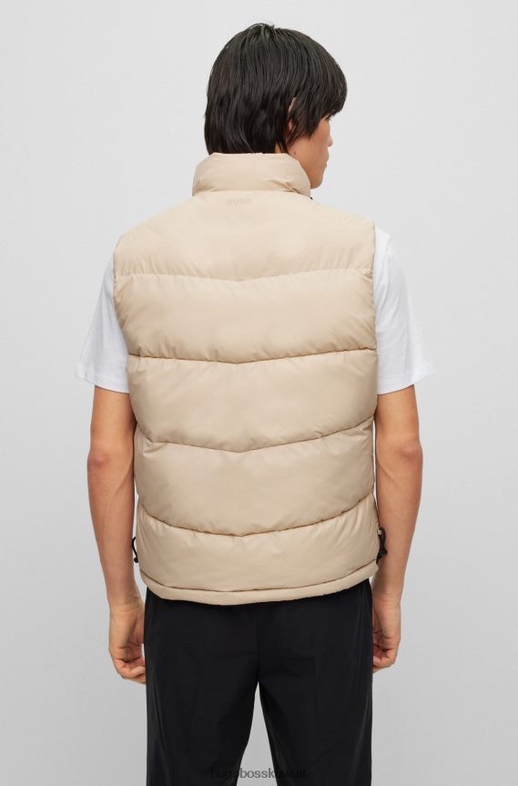 4TFNJN3833 البيج الفاتح Hugo Boss جيليه هوغو طارد للماء بقصة ضيقة مع شعار أحمر وبيج فاتح