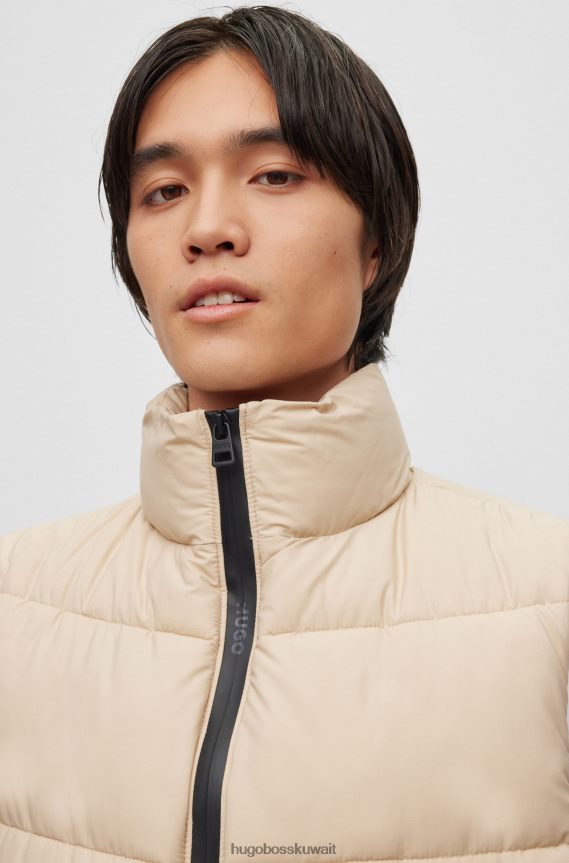 4TFNJN3833 البيج الفاتح Hugo Boss جيليه هوغو طارد للماء بقصة ضيقة مع شعار أحمر وبيج فاتح