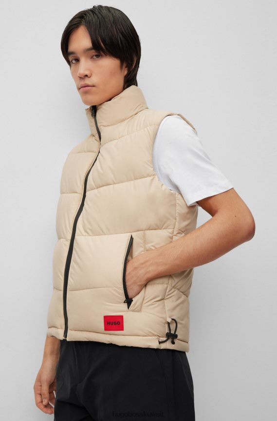 4TFNJN3833 البيج الفاتح Hugo Boss جيليه هوغو طارد للماء بقصة ضيقة مع شعار أحمر وبيج فاتح