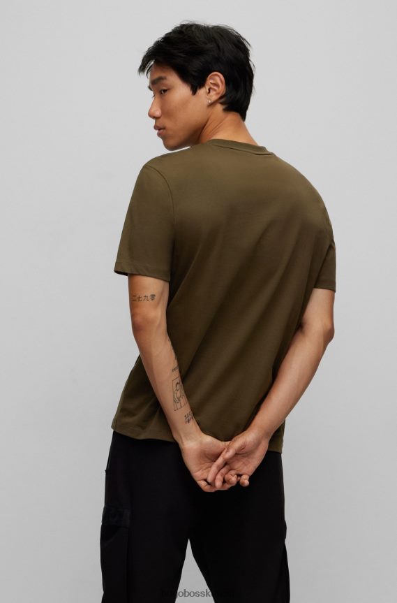 4TFNJN3842 أخضر غامق Hugo Boss تي شيرت من القطن العضوي باللون الأخضر الداكن مع شعار Hugo بإطار أحمر