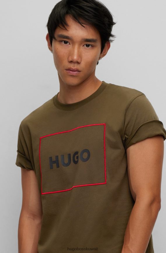 4TFNJN3842 أخضر غامق Hugo Boss تي شيرت من القطن العضوي باللون الأخضر الداكن مع شعار Hugo بإطار أحمر
