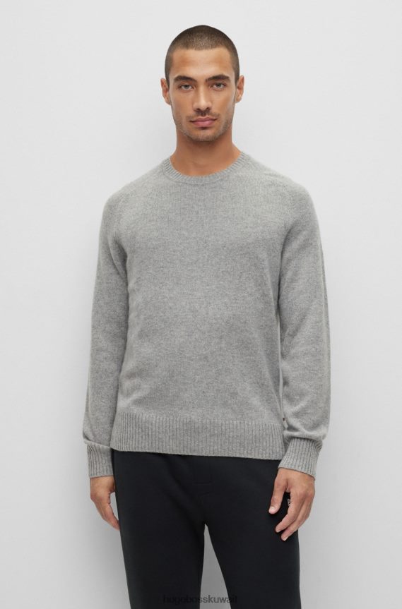 4TFNJN3858 رمادي فاتح Hugo Boss سترة هوغو برقبة دائرية باللون الرمادي الفاتح من الكشمير المسؤول