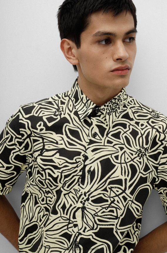 4TFNJN3860 أصفر فاتح Hugo Boss قميص بقصّة مريحة مصنوع من قماش القطن المطبوع بطبعة أوراق الشجر باللون الأصفر الفاتح