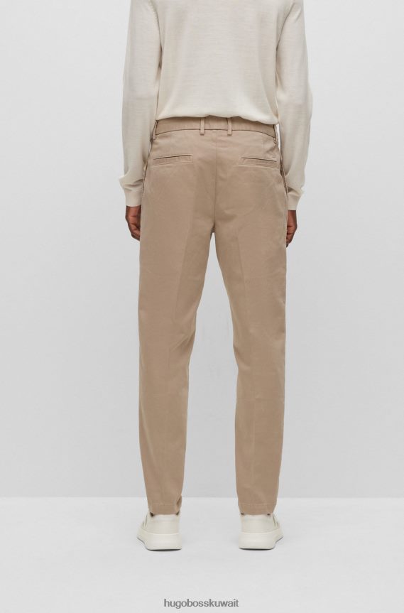 4TFNJN3872 البيج الفاتح Hugo Boss بنطلون بكسرات أمامية من نسيج التويل القطني المرن باللون البيج الفاتح