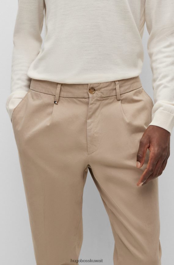 4TFNJN3872 البيج الفاتح Hugo Boss بنطلون بكسرات أمامية من نسيج التويل القطني المرن باللون البيج الفاتح