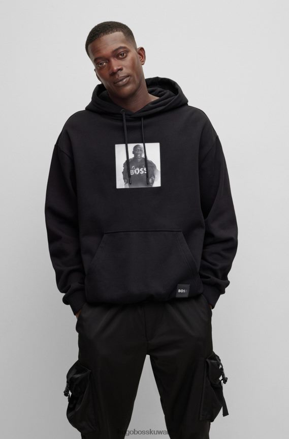 4TFNJN3896 أسود Hugo Boss هودي من مزيج القطن بتصميم مريح من Hugo x khaby مع عمل فني عدسي