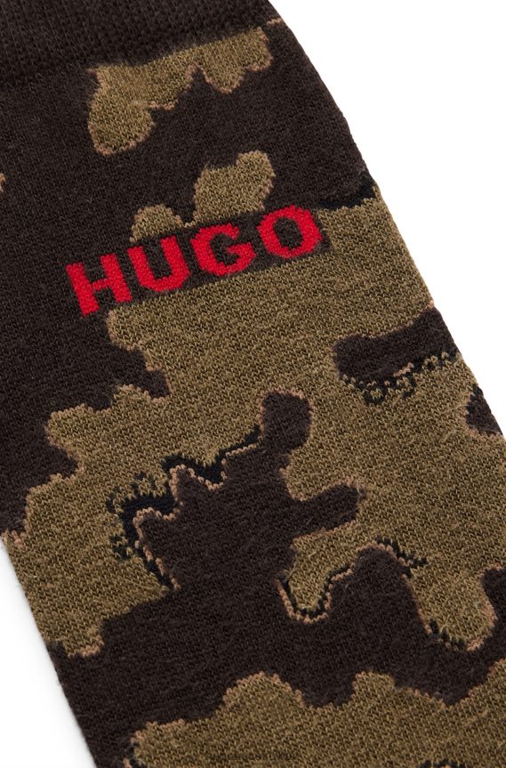 4TFNJN3901 أخضر غامق Hugo Boss جوارب قصيرة من مزيج القطن العضوي باللون الأخضر الداكن مع نمط هوغو المموه