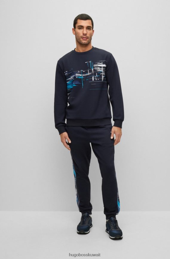 4TFNJN3921 أزرق غامق Hugo Boss سويت شيرت من مزيج القطن باللون الأزرق الداكن بتصميم مريح مع عمل فني موسمي