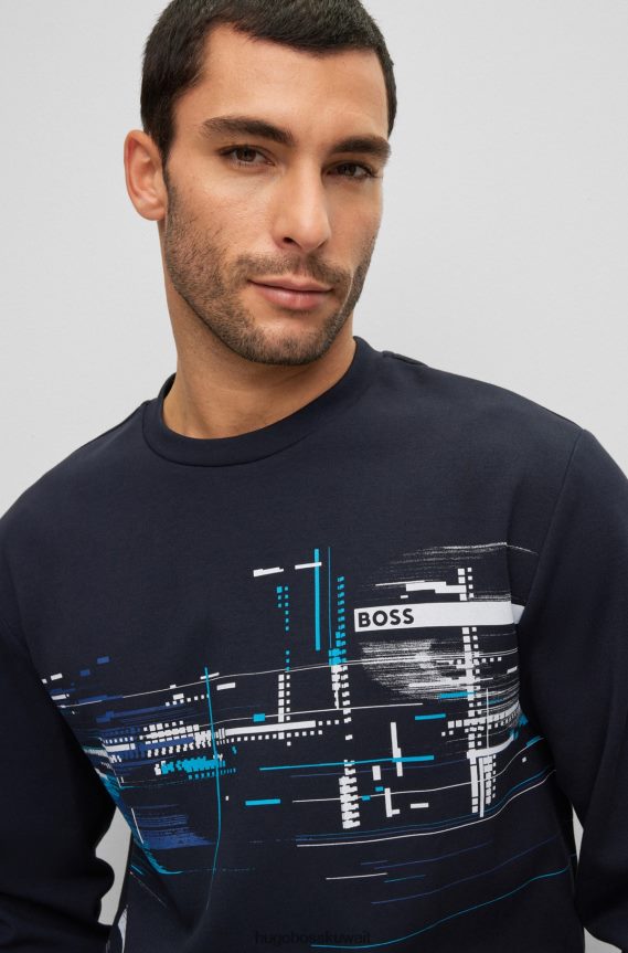 4TFNJN3921 أزرق غامق Hugo Boss سويت شيرت من مزيج القطن باللون الأزرق الداكن بتصميم مريح مع عمل فني موسمي