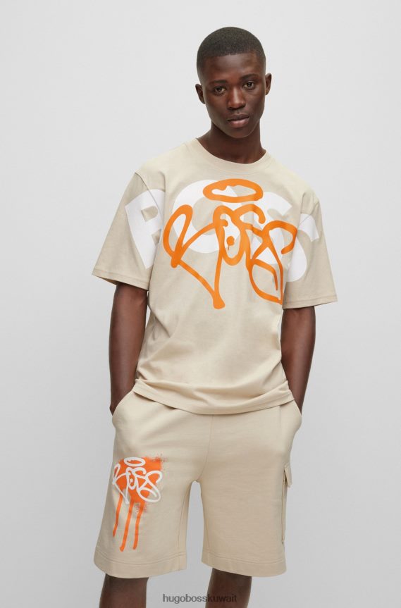 4TFNJN3936 البيج الفاتح Hugo Boss تي شيرت هوغو قطني مريح باللون البيج الفاتح مع عمل فني بشعار الجرافيتي