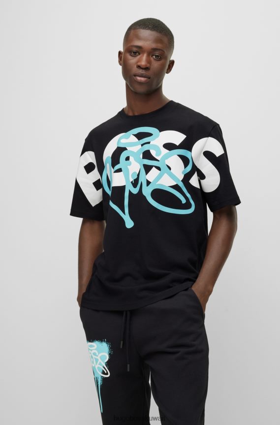 4TFNJN3937 أسود Hugo Boss تيشيرت Hugo من القطن بقصة مريحة مع عمل فني بشعار الكتابة على الجدران باللون الأسود
