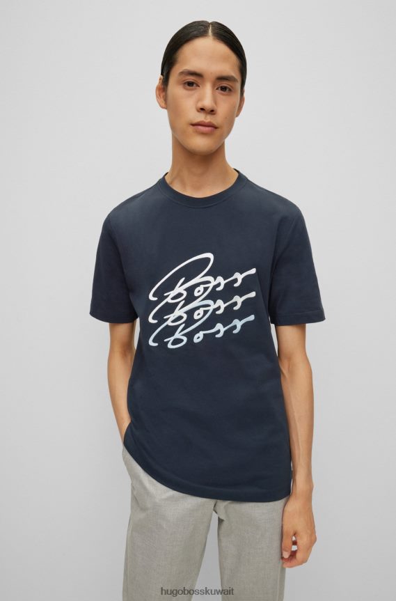 4TFNJN3992 أزرق غامق Hugo Boss تيشيرت هوغو من الجيرسي القطني باللون الأزرق الداكن مع شعارات متعددة الألوان