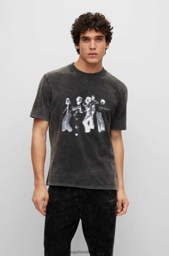 4TFNJN4032 أسود Hugo Boss تيشيرت هوغو من القطن الخوخي باللون الأسود مع طباعة موسمية