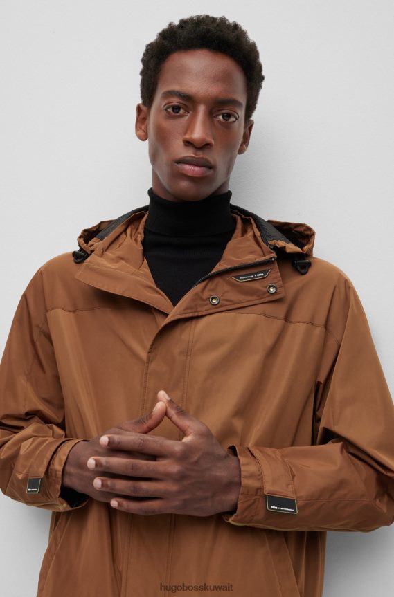 4TFNJN4041 البني الفاتح Hugo Boss سترة بغطاء رأس مقاومة للماء من Porsche X مع علامة تجارية تعاونية