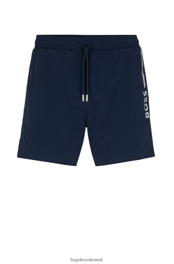 4TFNJN4053 أزرق غامق Hugo Boss هوغو شورت سباحة مصنوع من مواد معاد تدويرها سريع الجفاف باللون الأزرق الداكن مع شعار معدني