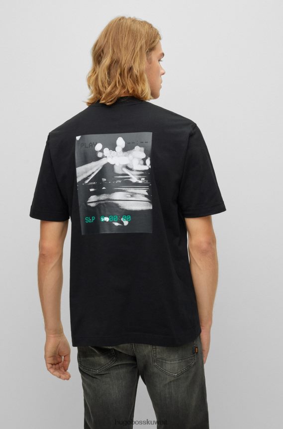 4TFNJN4068 أسود Hugo Boss تي شيرت من الجيرسي القطني مع عمل فني موسمي باللون الأسود