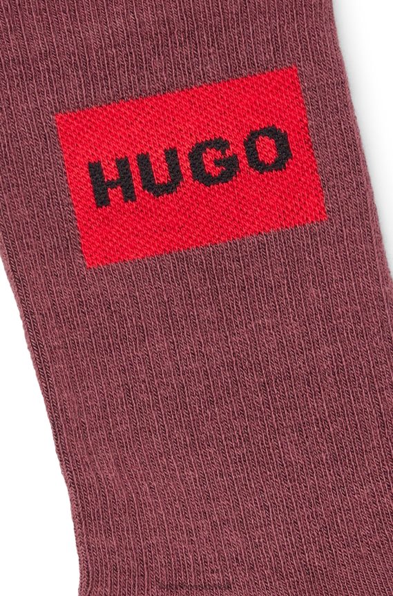 4TFNJN4075 بني غامق Hugo Boss طقم من قطعتين من الجوارب المضلعة باللون البني الداكن مع ملصق شعار Hugo باللون الأحمر