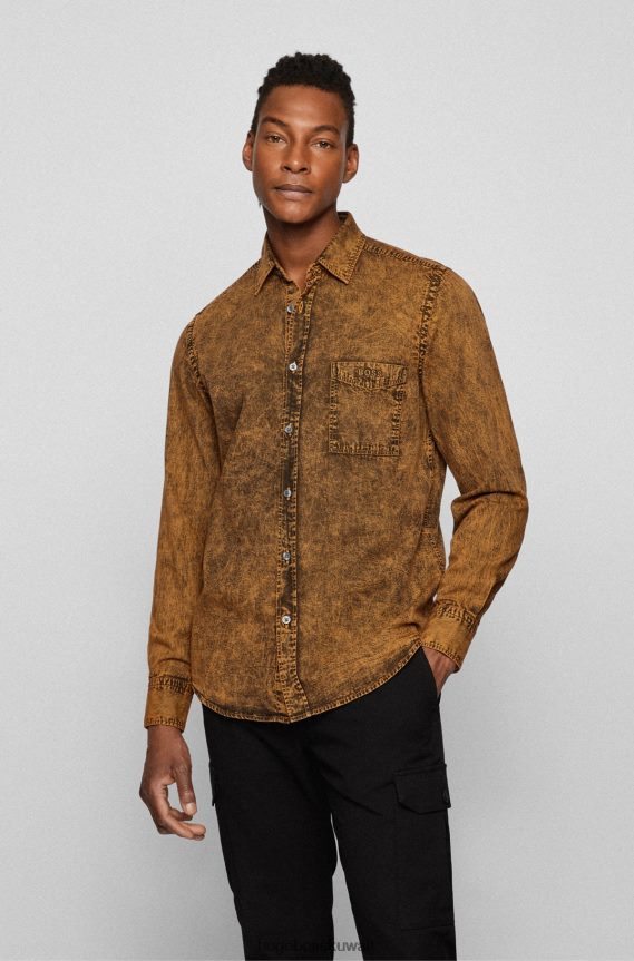 4TFNJN4076 بني Hugo Boss قميص بقصة عادية مصنوع من قماش الدنيم المصنوع من القطن الخالص المصبوغ باللون البني