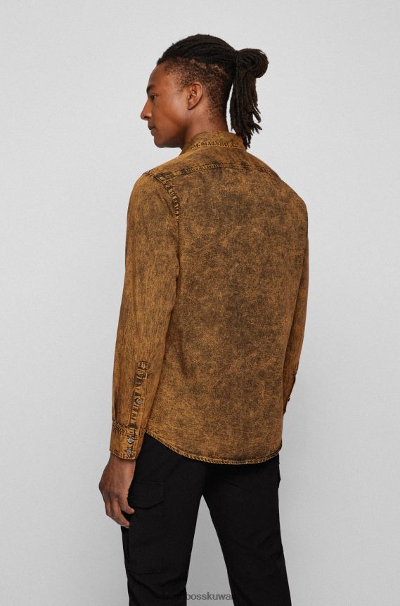 4TFNJN4076 بني Hugo Boss قميص بقصة عادية مصنوع من قماش الدنيم المصنوع من القطن الخالص المصبوغ باللون البني