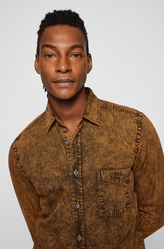 4TFNJN4076 بني Hugo Boss قميص بقصة عادية مصنوع من قماش الدنيم المصنوع من القطن الخالص المصبوغ باللون البني