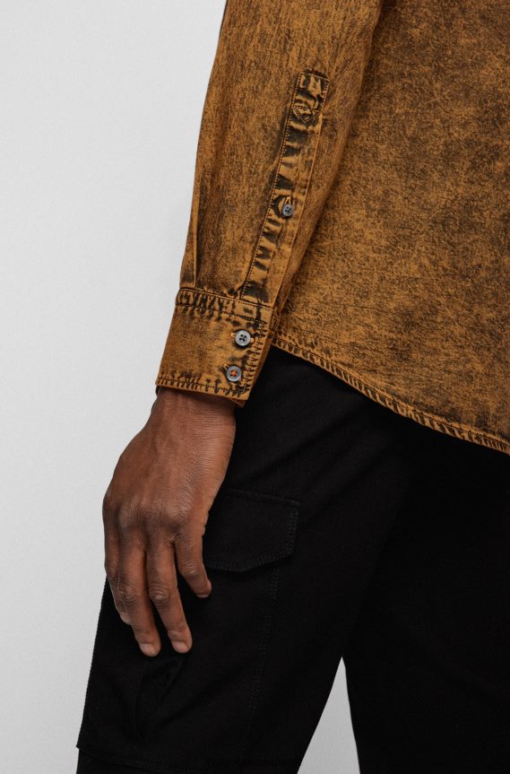 4TFNJN4076 بني Hugo Boss قميص بقصة عادية مصنوع من قماش الدنيم المصنوع من القطن الخالص المصبوغ باللون البني