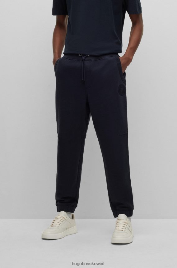 4TFNJN4111 أزرق غامق Hugo Boss بدلة رياضية من مزيج القطن باللون الأزرق الداكن مع شارة شعار هوغو مطرزة