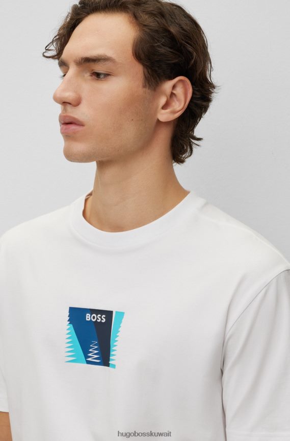 4TFNJN4116 أبيض Hugo Boss تي شيرت مريح مصنوع من القطن المطاطي مع عمل فني مطبوع باللون الأبيض