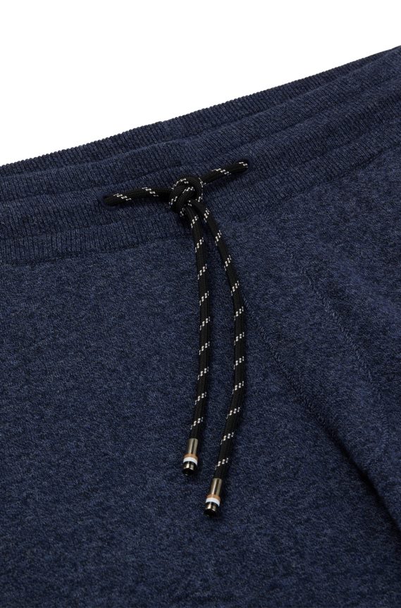 4TFNJN4130 أزرق غامق Hugo Boss سروال رياضي باللون الأزرق الداكن بقصة عادية مصنوع من القطن والصوف البكر