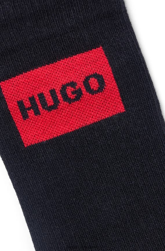 4TFNJN4138 أسود Hugo Boss Hugo - حزمة من اثنين من الجوارب القصيرة باللون الأسود مع ملصق شعار باللون الأحمر