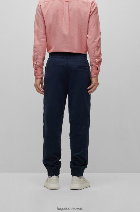 4TFNJN4147 أزرق غامق Hugo Boss بدلة رياضية من مزيج القطن باللون الأزرق الداكن مع شعار Hugo بلون متباين