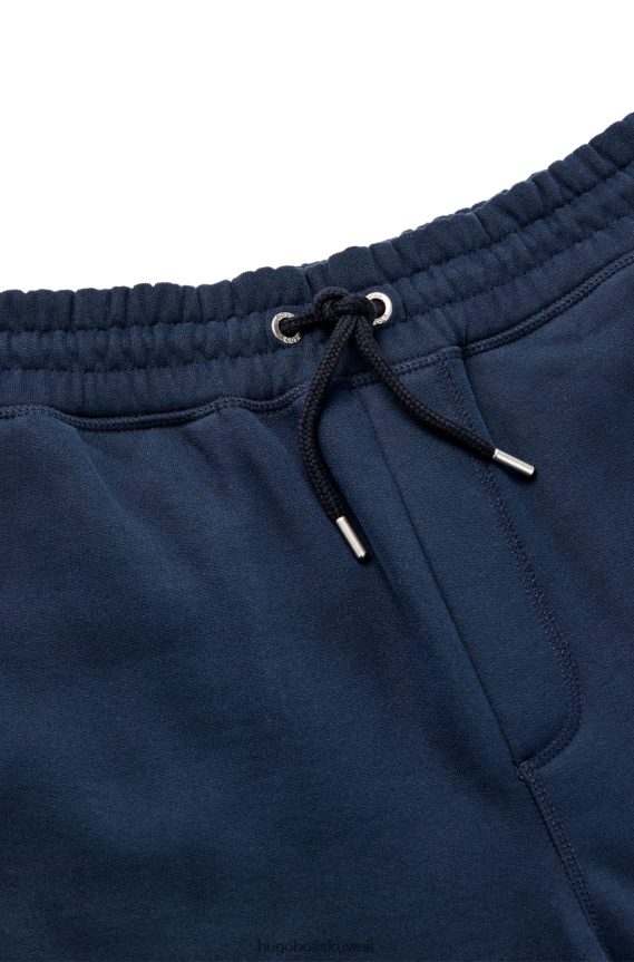 4TFNJN4147 أزرق غامق Hugo Boss بدلة رياضية من مزيج القطن باللون الأزرق الداكن مع شعار Hugo بلون متباين