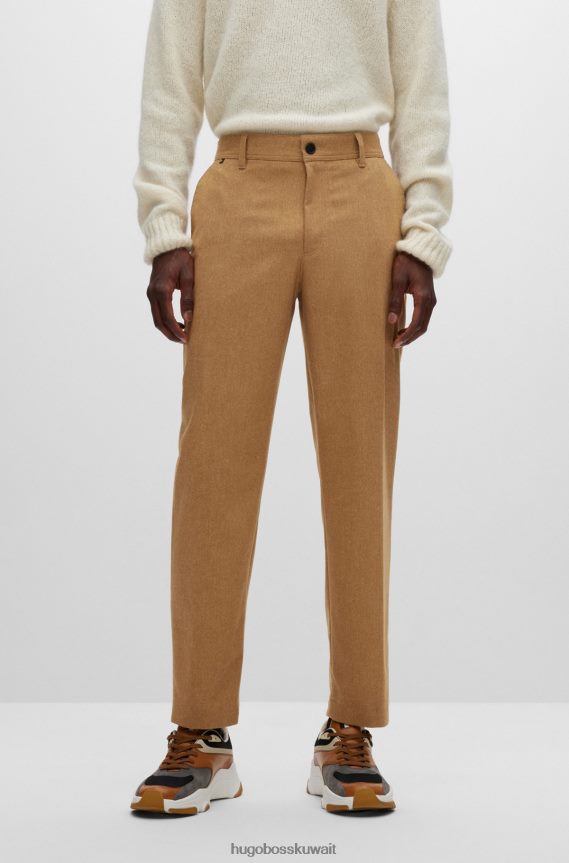 4TFNJN4153 اللون البيج Hugo Boss بنطلون بيج بقصّة مدببة مصنوع من قماش هوغو المطاطي