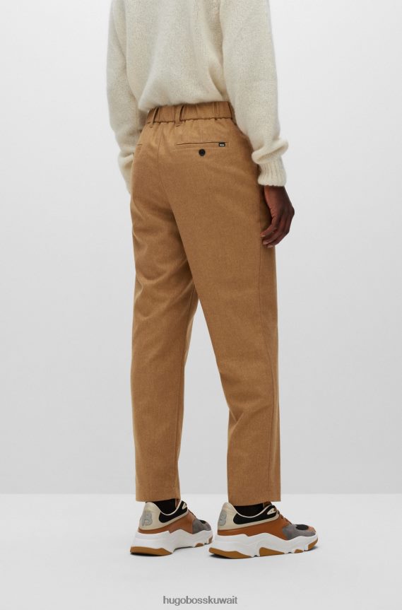 4TFNJN4153 اللون البيج Hugo Boss بنطلون بيج بقصّة مدببة مصنوع من قماش هوغو المطاطي