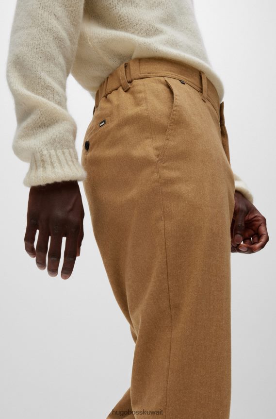 4TFNJN4153 اللون البيج Hugo Boss بنطلون بيج بقصّة مدببة مصنوع من قماش هوغو المطاطي