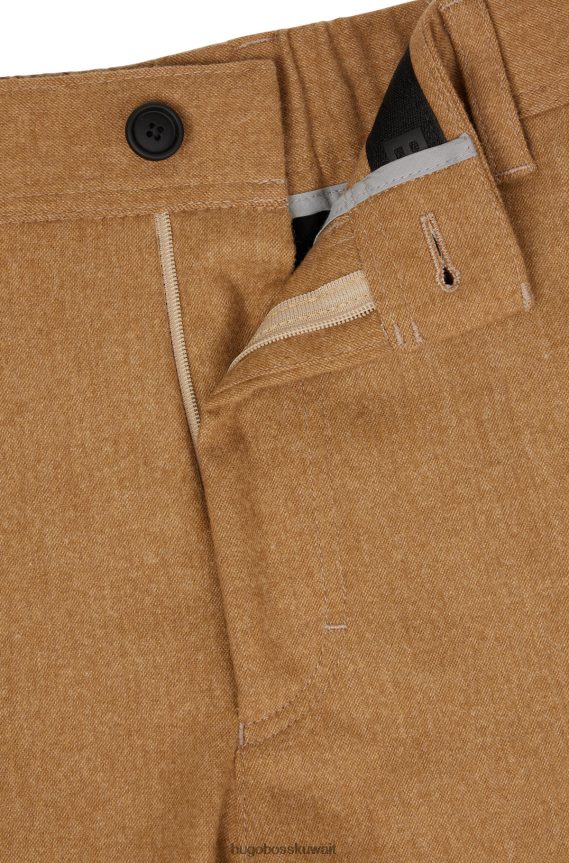 4TFNJN4153 اللون البيج Hugo Boss بنطلون بيج بقصّة مدببة مصنوع من قماش هوغو المطاطي
